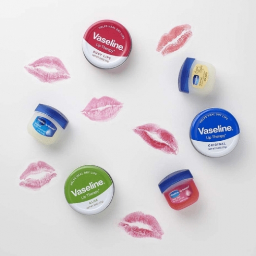 مرطب  شفاة ومورد معا الورد- من فازلين